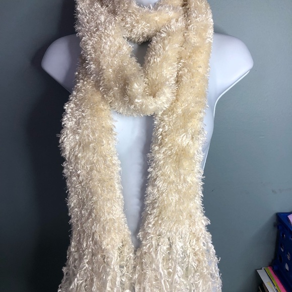 Super soft scarf - Picture 2 of 5